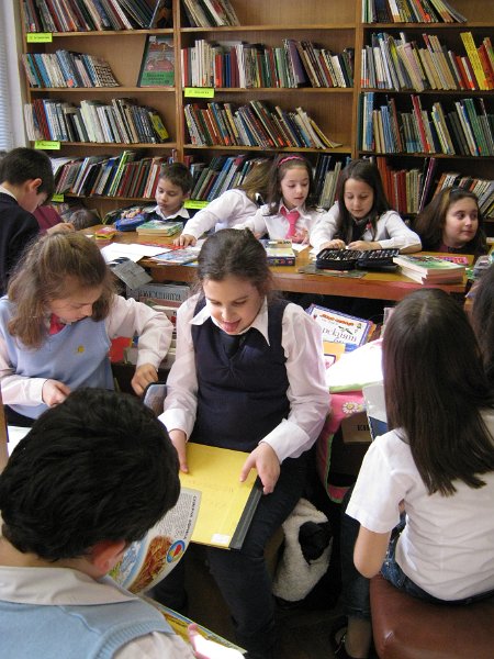 IMG_2347.JPG - Тема: "Празник небесен". Четем стихчета, разказваме приказки и рисуваме яйца за Великден с второкласници от СОУПЧЕ "Ал. С. Пушкин".