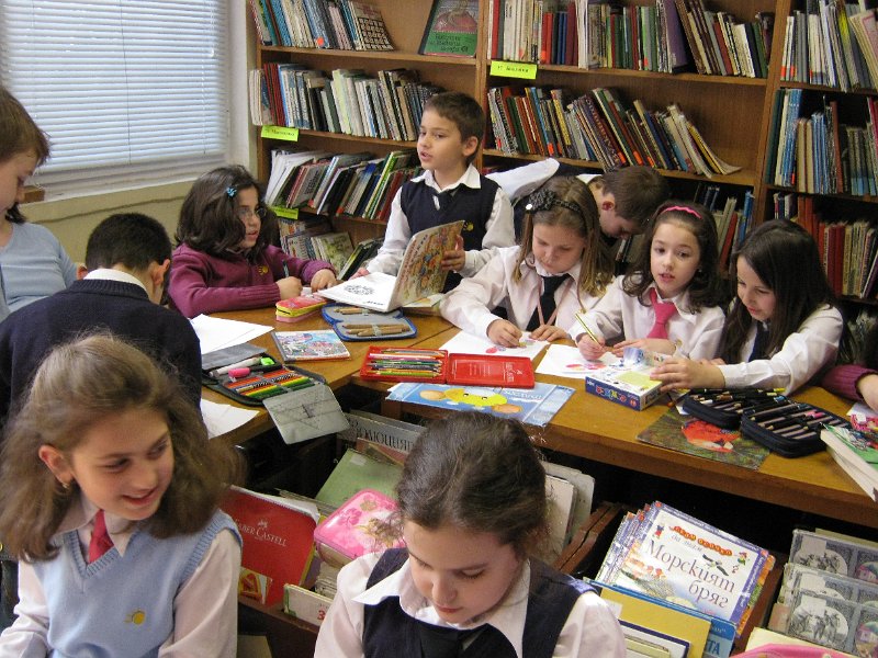 IMG_2348.JPG - Тема: "Празник небесен". Четем стихчета, разказваме приказки и рисуваме яйца за Великден с второкласници от СОУПЧЕ "Ал. С. Пушкин".