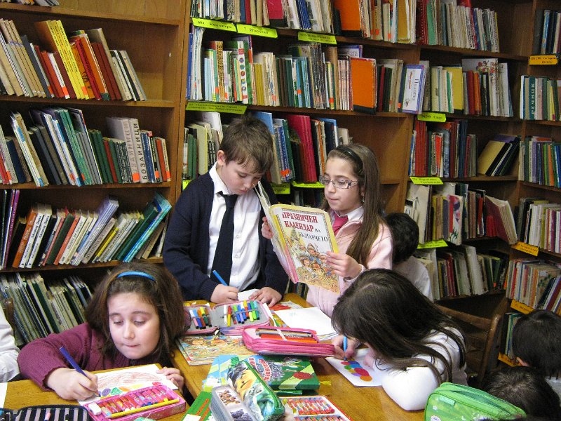 IMG_2360.JPG - Тема: "Празник небесен". Четем стихчета, разказваме приказки и рисуваме яйца за Великден с второкласници от СОУПЧЕ "Ал. С. Пушкин".