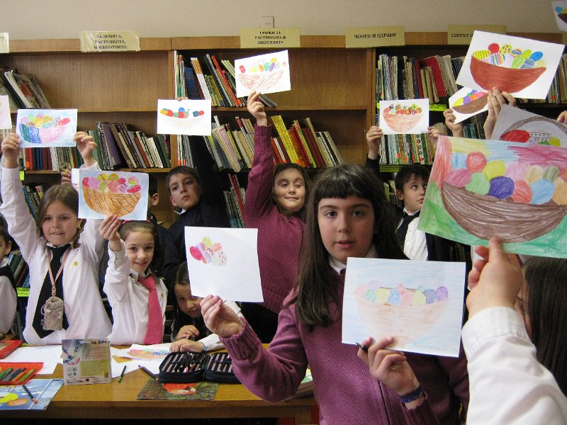 IMG_2361.JPG - Тема: "Празник небесен". Четем стихчета, разказваме приказки и рисуваме яйца за Великден с второкласници от СОУПЧЕ "Ал. С. Пушкин".