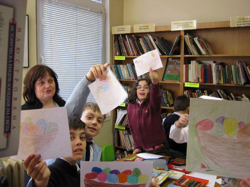 IMG_2362.JPG - Тема: "Празник небесен". Четем стихчета, разказваме приказки и рисуваме яйца за Великден с второкласници от СОУПЧЕ "Ал. С. Пушкин".