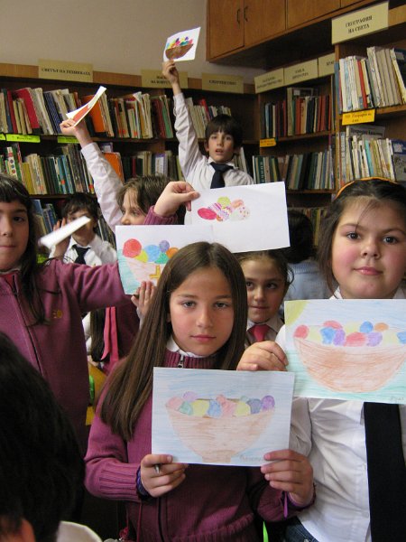 IMG_2363.JPG - Тема: "Празник небесен". Четем стихчета, разказваме приказки и рисуваме яйца за Великден с второкласници от СОУПЧЕ "Ал. С. Пушкин".