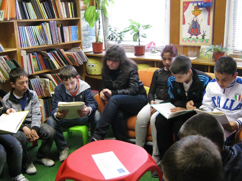 IMG_2372.JPG - Тема: "Приказките на Х. К. Андерсен". Четем "Огнивото" и гледаме филмчето.