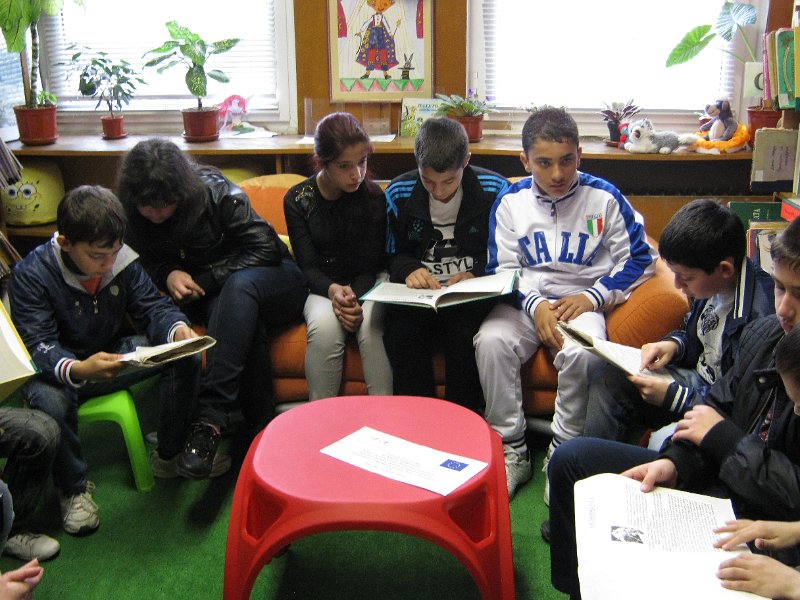 IMG_2374.JPG - Тема: "Приказките на Х. К. Андерсен". Четем "Огнивото" и гледаме филмчето.