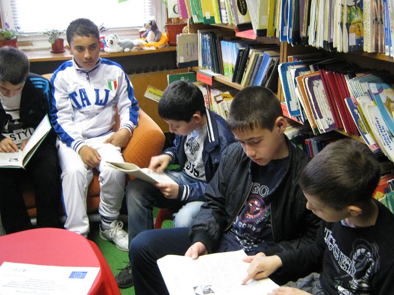 IMG_2375.JPG - Тема: "Приказките на Х. К. Андерсен". Четем "Огнивото" и гледаме филмчето.