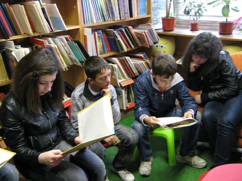 IMG_2376.JPG - Тема: "Приказките на Х. К. Андерсен". Четем "Огнивото" и гледаме филмчето.