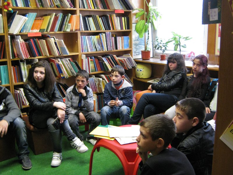 IMG_2377.JPG - Тема: "Приказките на Х. К. Андерсен". Четем "Огнивото" и гледаме филмчето.