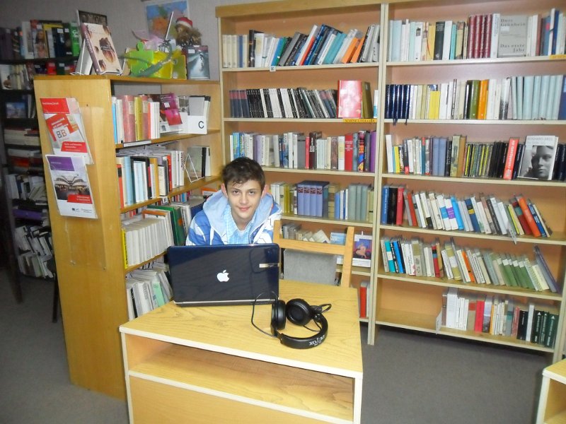 SAM_3513.JPG - "Коледни пожелания за моите връстници и приятели" - с участието на ученици от 8 и 9 клас към Частна гимназия по информационни технологии и обществени комуникации "Малкият принц"