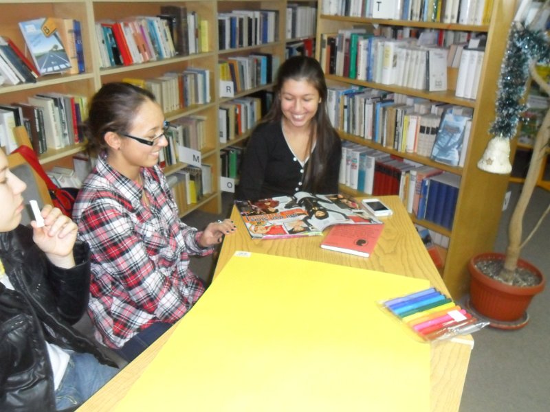 SAM_3519.JPG - "Коледни пожелания за моите връстници и приятели" - с участието на ученици от 8 и 9 клас към Частна гимназия по информационни технологии и обществени комуникации "Малкият принц"