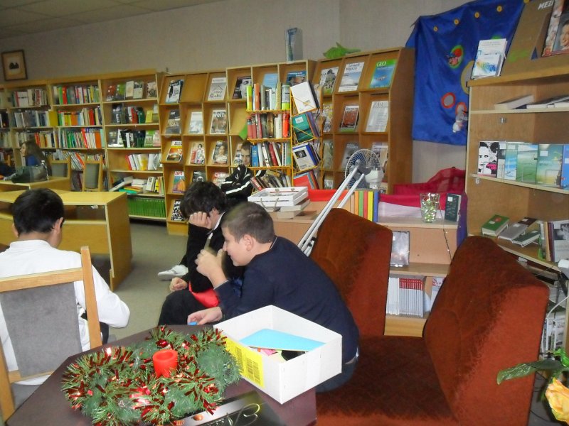 SAM_3522.JPG - "Коледни пожелания за моите връстници и приятели" - с участието на ученици от 8 и 9 клас към Частна гимназия по информационни технологии и обществени комуникации "Малкият принц"