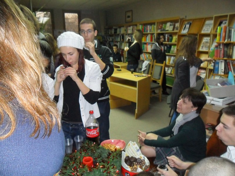 SAM_3543.JPG - "…По Коледа се случват чудеса". С участието на ученици от 11 клас към ГПЧЕ "Йоан Екзарх"