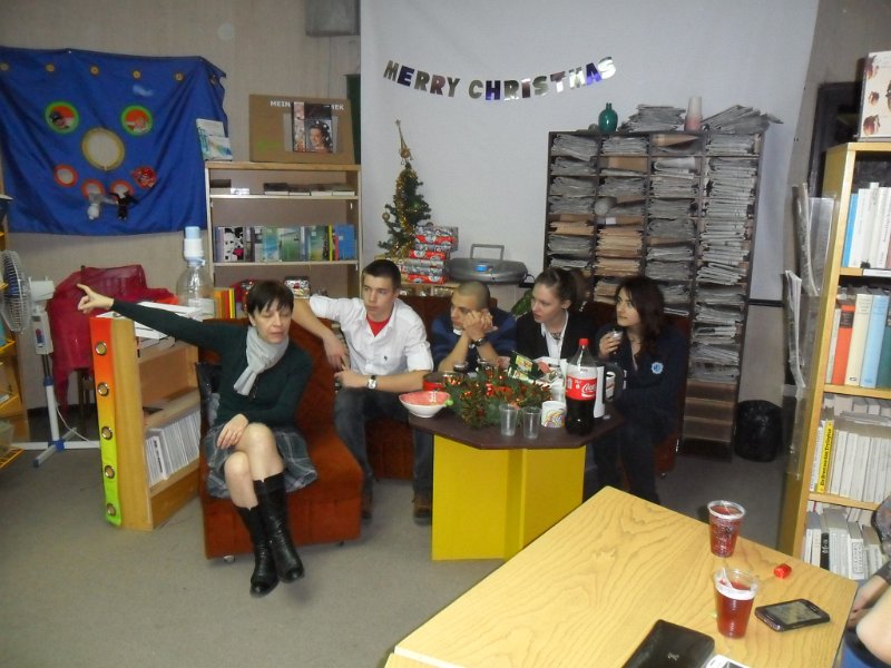 SAM_3544.JPG - "…По Коледа се случват чудеса". С участието на ученици от 11 клас към ГПЧЕ "Йоан Екзарх"