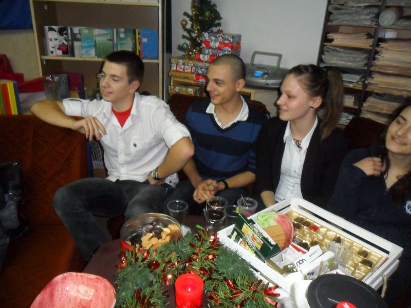 SAM_3554.JPG - "…По Коледа се случват чудеса". С участието на ученици от 11 клас към ГПЧЕ "Йоан Екзарх"