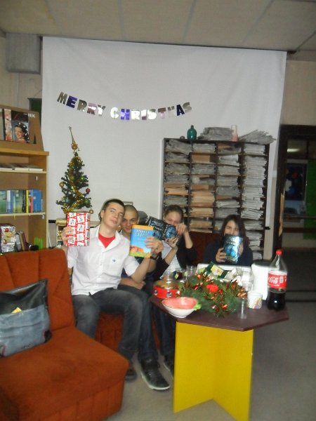 SAM_3559.JPG - "…По Коледа се случват чудеса". С участието на ученици от 11 клас към ГПЧЕ "Йоан Екзарх"