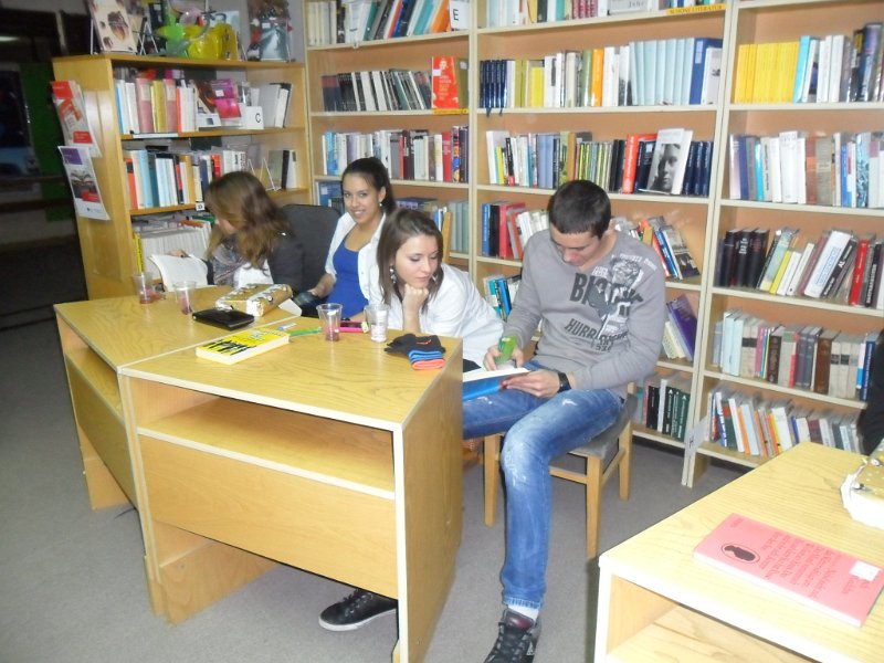 SAM_3563.JPG - "…По Коледа се случват чудеса". С участието на ученици от 11 клас към ГПЧЕ "Йоан Екзарх"