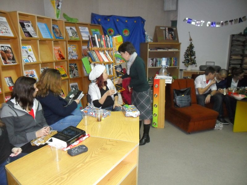 SAM_3564.JPG - "…По Коледа се случват чудеса". С участието на ученици от 11 клас към ГПЧЕ "Йоан Екзарх"