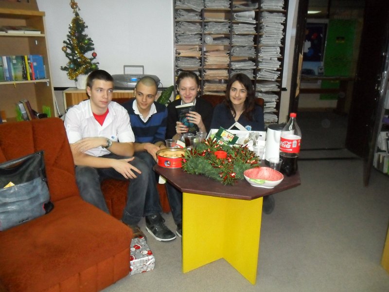 SAM_3567.JPG - "…По Коледа се случват чудеса". С участието на ученици от 11 клас към ГПЧЕ "Йоан Екзарх"