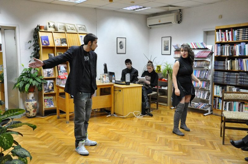 Julia6.jpg - Среща-разговор с Ася Бакалова. С участието на театрална група "ХИТ" от СОУ "Гео Милев".