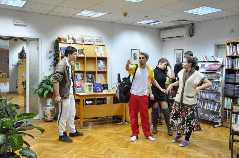 Julia8.jpg - Среща-разговор с Ася Бакалова. С участието на театрална група "ХИТ" от СОУ "Гео Милев".