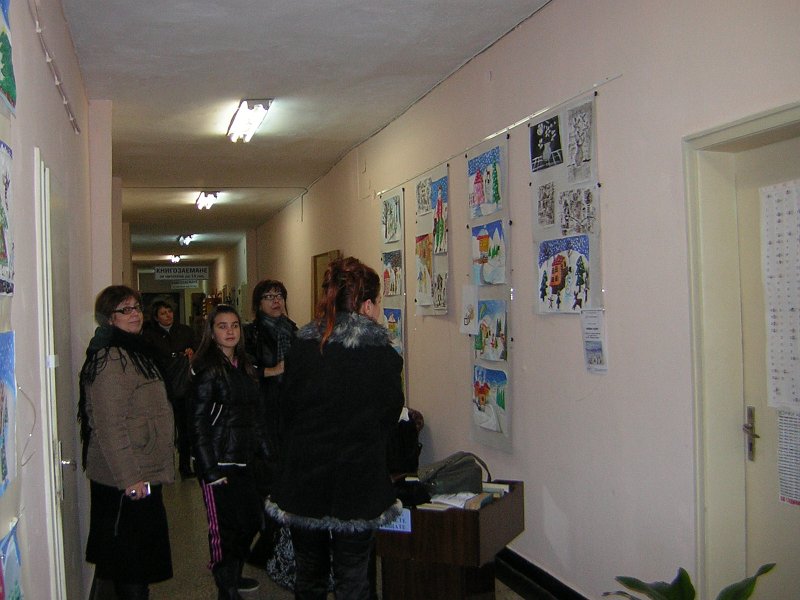 DSCN9293.JPG - Рисунки на малките художници от ателие "Дъга" към ОУ "Захарий Стоянов"