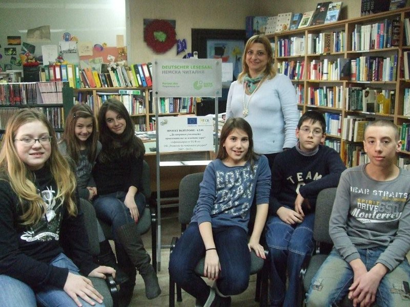 DSCF0427.jpg - Първа среща в Немска читалня на ученици от СОУ „Гео Милев” - 5-6 кл. по европейски проект „Да направим училището привлекателно за младите хора” - прожекцията на филм за Германия, запознаване на децата с Читалнята. Получените дребни подаръци- списания, касети и CD ще спомогнат на участниците при изготвяне на проекти и индивидуална работа, свързана с немския език и култура.
