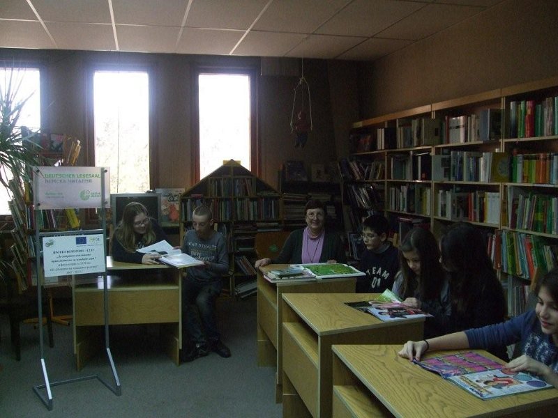 DSCF0429.jpg - Първа среща в Немска читалня на ученици от СОУ „Гео Милев” - 5-6 кл. по европейски проект „Да направим училището привлекателно за младите хора” - прожекцията на филм за Германия, запознаване на децата с Читалнята. Получените дребни подаръци- списания, касети и CD ще спомогнат на участниците при изготвяне на проекти и индивидуална работа, свързана с немския език и култура.