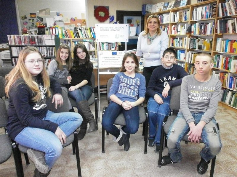 P2240003.jpg - Първа среща в Немска читалня на ученици от СОУ „Гео Милев” - 5-6 кл. по европейски проект „Да направим училището привлекателно за младите хора” - прожекцията на филм за Германия, запознаване на децата с Читалнята. Получените дребни подаръци- списания, касети и CD ще спомогнат на участниците при изготвяне на проекти и индивидуална работа, свързана с немския език и култура.