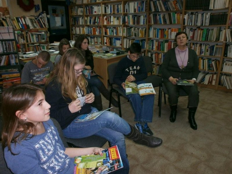 P2240022.jpg - Първа среща в Немска читалня на ученици от СОУ „Гео Милев” - 5-6 кл. по европейски проект „Да направим училището привлекателно за младите хора” - прожекцията на филм за Германия, запознаване на децата с Читалнята. Получените дребни подаръци- списания, касети и CD ще спомогнат на участниците при изготвяне на проекти и индивидуална работа, свързана с немския език и култура.