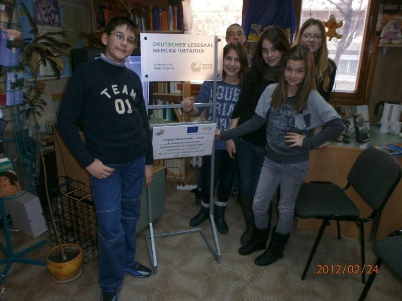 P2240027.jpg - Първа среща в Немска читалня на ученици от СОУ „Гео Милев” - 5-6 кл. по европейски проект „Да направим училището привлекателно за младите хора” - прожекцията на филм за Германия, запознаване на децата с Читалнята. Получените дребни подаръци- списания, касети и CD ще спомогнат на участниците при изготвяне на проекти и индивидуална работа, свързана с немския език и култура.