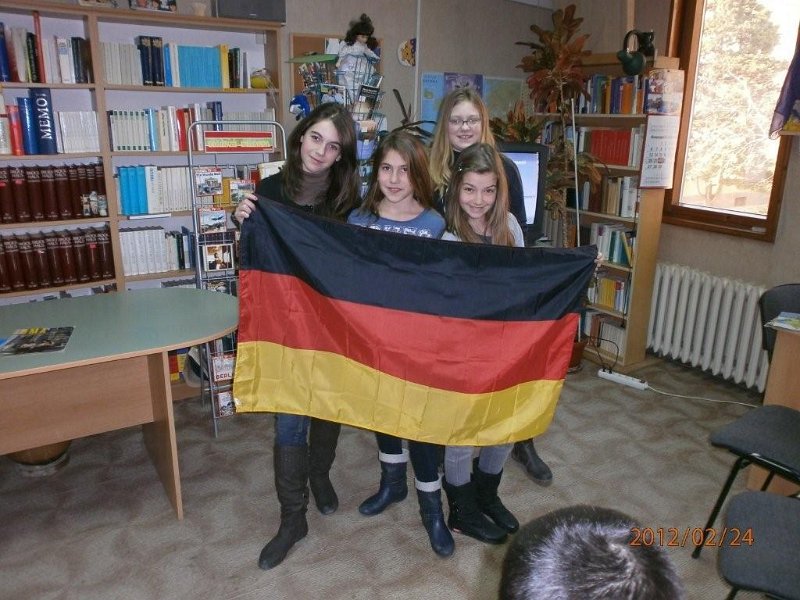 P2240031.jpg - Първа среща в Немска читалня на ученици от СОУ „Гео Милев” - 5-6 кл. по европейски проект „Да направим училището привлекателно за младите хора” - прожекцията на филм за Германия, запознаване на децата с Читалнята. Получените дребни подаръци- списания, касети и CD ще спомогнат на участниците при изготвяне на проекти и индивидуална работа, свързана с немския език и култура.