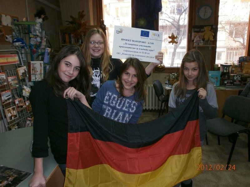 P2240033.jpg - Първа среща в Немска читалня на ученици от СОУ „Гео Милев” - 5-6 кл. по европейски проект „Да направим училището привлекателно за младите хора” - прожекцията на филм за Германия, запознаване на децата с Читалнята. Получените дребни подаръци- списания, касети и CD ще спомогнат на участниците при изготвяне на проекти и индивидуална работа, свързана с немския език и култура.