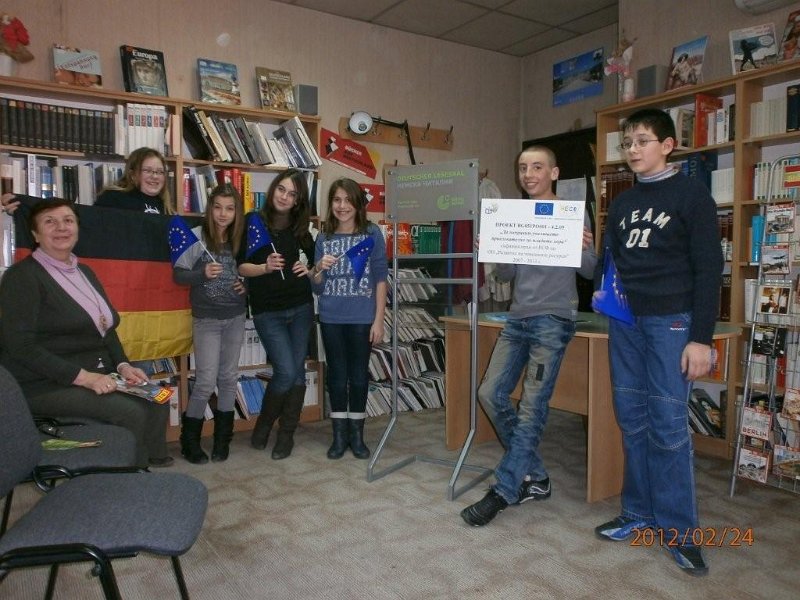 P2240034.jpg - Първа среща в Немска читалня на ученици от СОУ „Гео Милев” - 5-6 кл. по европейски проект „Да направим училището привлекателно за младите хора” - прожекцията на филм за Германия, запознаване на децата с Читалнята. Получените дребни подаръци- списания, касети и CD ще спомогнат на участниците при изготвяне на проекти и индивидуална работа, свързана с немския език и култура.