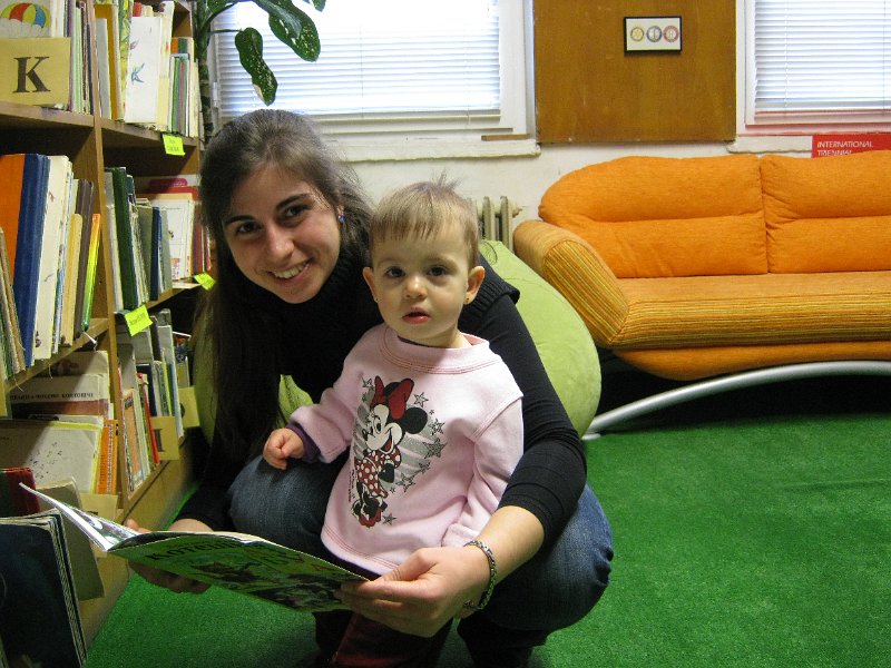 IMG_2124.JPG - "С мартенички ще закичим тази сутрин пролетта" - деца до 5 г. и техните майки изработват мартенички - бели и червени на фона на пролетни приказки, стихчета и песнички