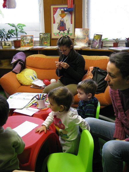 IMG_2128.JPG - "С мартенички ще закичим тази сутрин пролетта" - деца до 5 г. и техните майки изработват мартенички - бели и червени на фона на пролетни приказки, стихчета и песнички