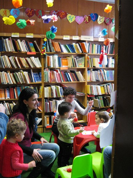 IMG_2132.JPG - "С мартенички ще закичим тази сутрин пролетта" - деца до 5 г. и техните майки изработват мартенички - бели и червени на фона на пролетни приказки, стихчета и песнички