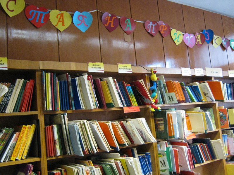 IMG_2148.JPG - "С мартенички ще закичим тази сутрин пролетта" - деца до 5 г. и техните майки изработват мартенички - бели и червени на фона на пролетни приказки, стихчета и песнички