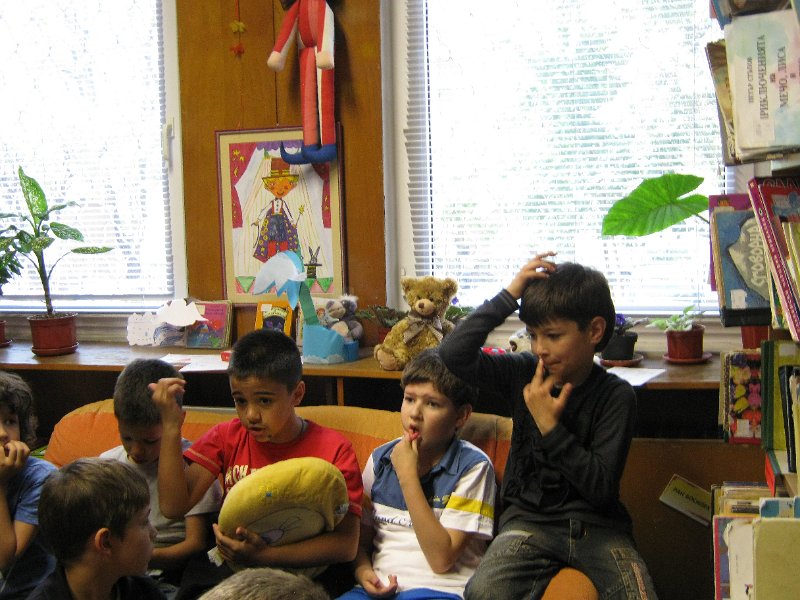 IMG_3038.JPG - Деца от Детска занималня "Игралница занималница" представят сценка по книгата на Виктор Самуилов "През девет локви в десета"