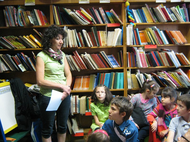 IMG_3041.JPG - Деца от Детска занималня "Игралница занималница" представят сценка по книгата на Виктор Самуилов "През девет локви в десета"