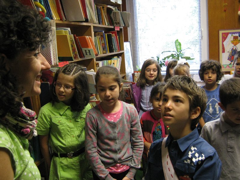 IMG_3049.JPG - Деца от Детска занималня "Игралница занималница" представят сценка по книгата на Виктор Самуилов "През девет локви в десета"