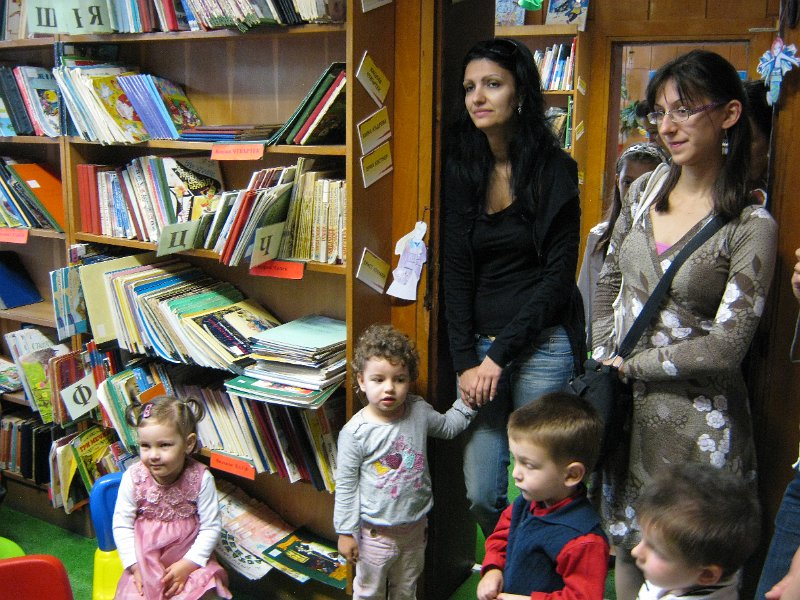 IMG_3050.JPG - Деца от Детска занималня "Игралница занималница" представят сценка по книгата на Виктор Самуилов "През девет локви в десета"