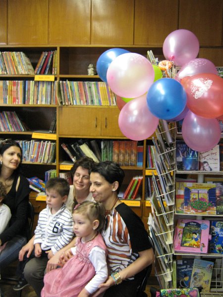 IMG_3054.JPG - Деца от Детска занималня "Игралница занималница" представят сценка по книгата на Виктор Самуилов "През девет локви в десета"