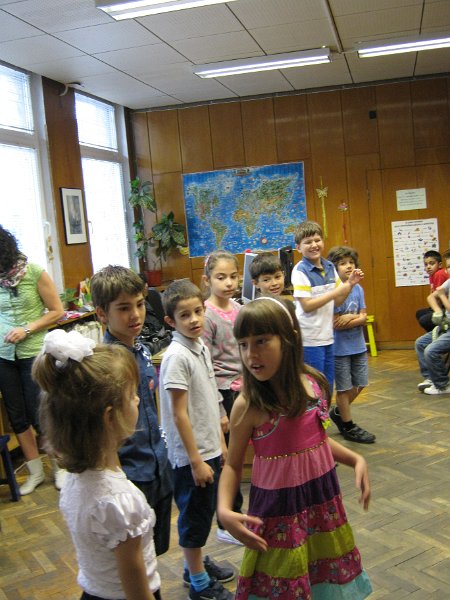 IMG_3059.JPG - Деца от Детска занималня "Игралница занималница" представят сценка по книгата на Виктор Самуилов "През девет локви в десета"