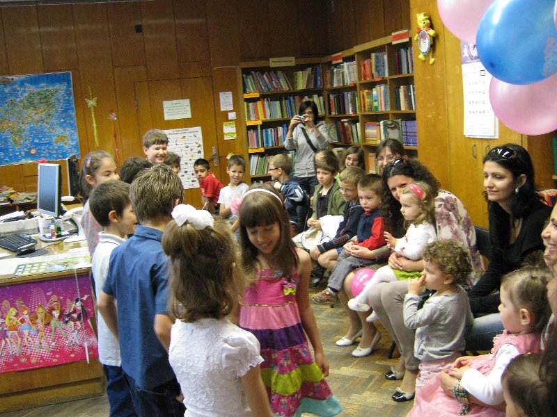 IMG_3064.JPG - Деца от Детска занималня "Игралница занималница" представят сценка по книгата на Виктор Самуилов "През девет локви в десета"