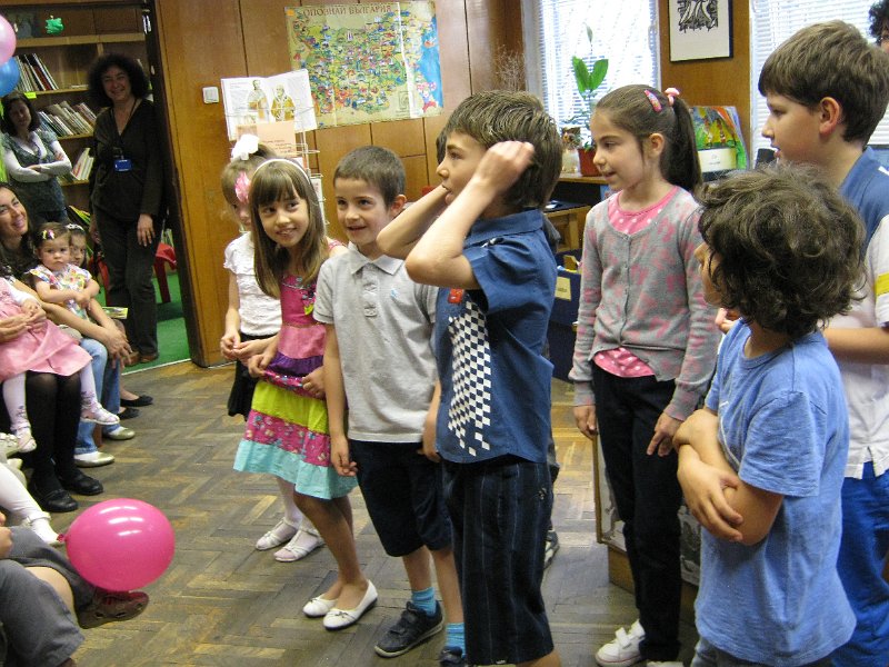 IMG_3067.JPG - Деца от Детска занималня "Игралница занималница" представят сценка по книгата на Виктор Самуилов "През девет локви в десета"