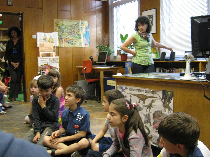 IMG_3074.JPG - Деца от Детска занималня "Игралница занималница" представят сценка по книгата на Виктор Самуилов "През девет локви в десета"