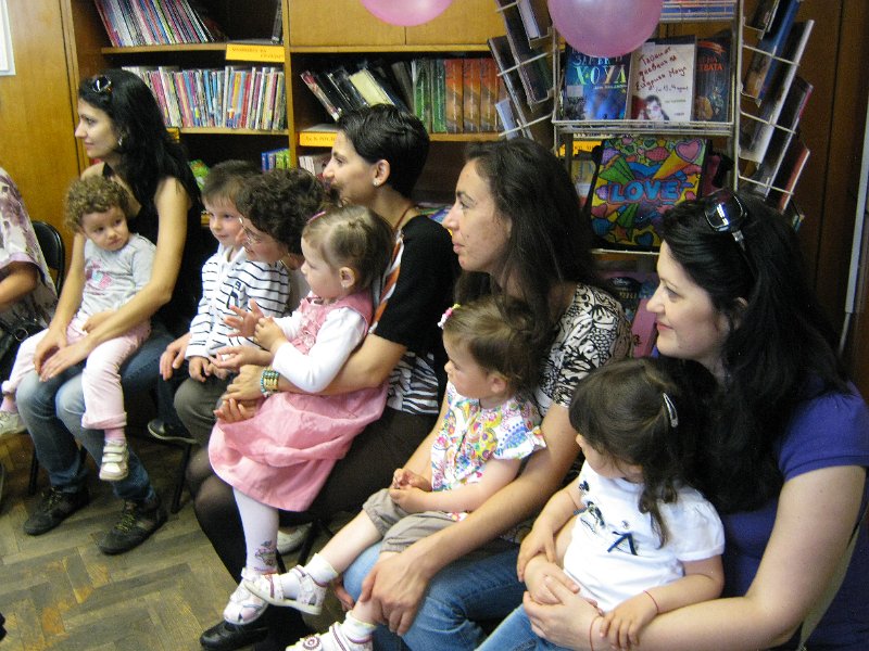 IMG_3082.JPG - Деца от Детска занималня "Игралница занималница" представят сценка по книгата на Виктор Самуилов "През девет локви в десета"