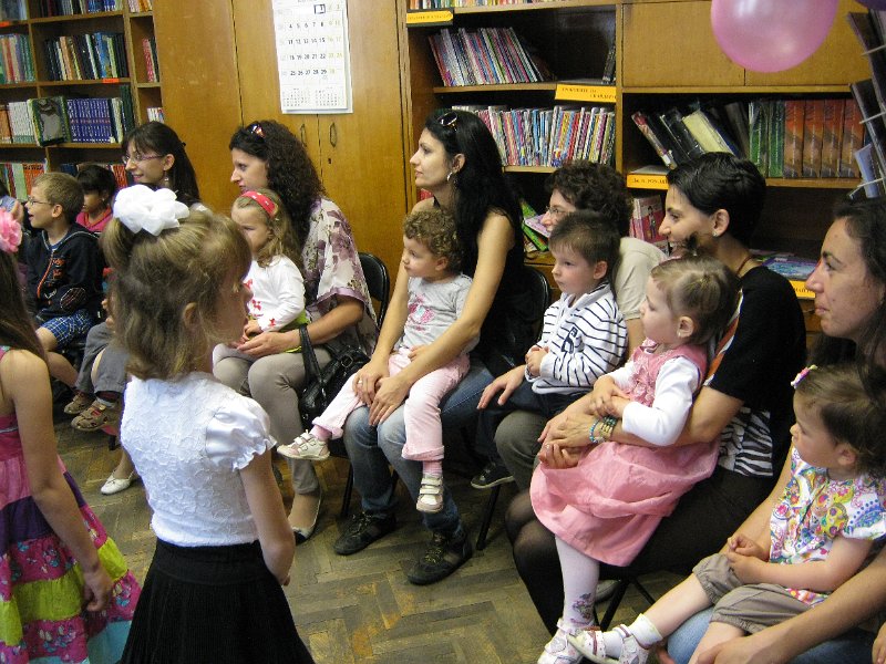 IMG_3083.JPG - Деца от Детска занималня "Игралница занималница" представят сценка по книгата на Виктор Самуилов "През девет локви в десета"