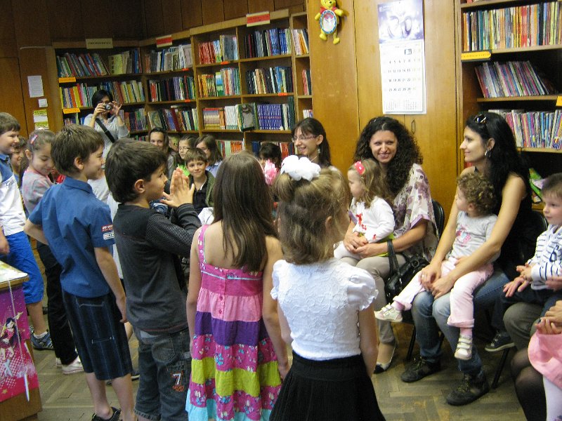 IMG_3084.JPG - Деца от Детска занималня "Игралница занималница" представят сценка по книгата на Виктор Самуилов "През девет локви в десета"