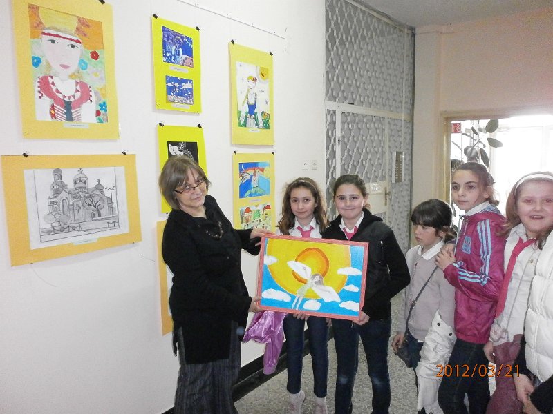 P3210050.JPG - Изложба на рисунки на ученици от СОУПЧЕ "А. С. Пушкин". Поздрав за рождения ден на библиотеката.