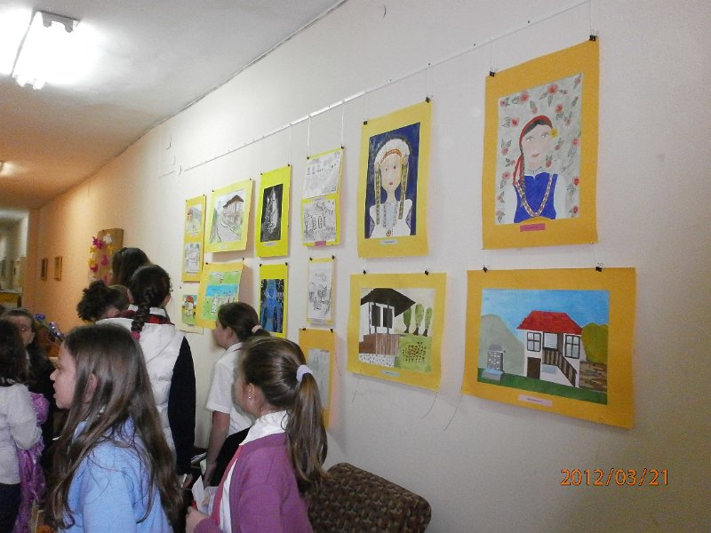 P3210058.JPG - Изложба на рисунки на ученици от СОУПЧЕ "А. С. Пушкин". Поздрав за рождения ден на библиотеката.